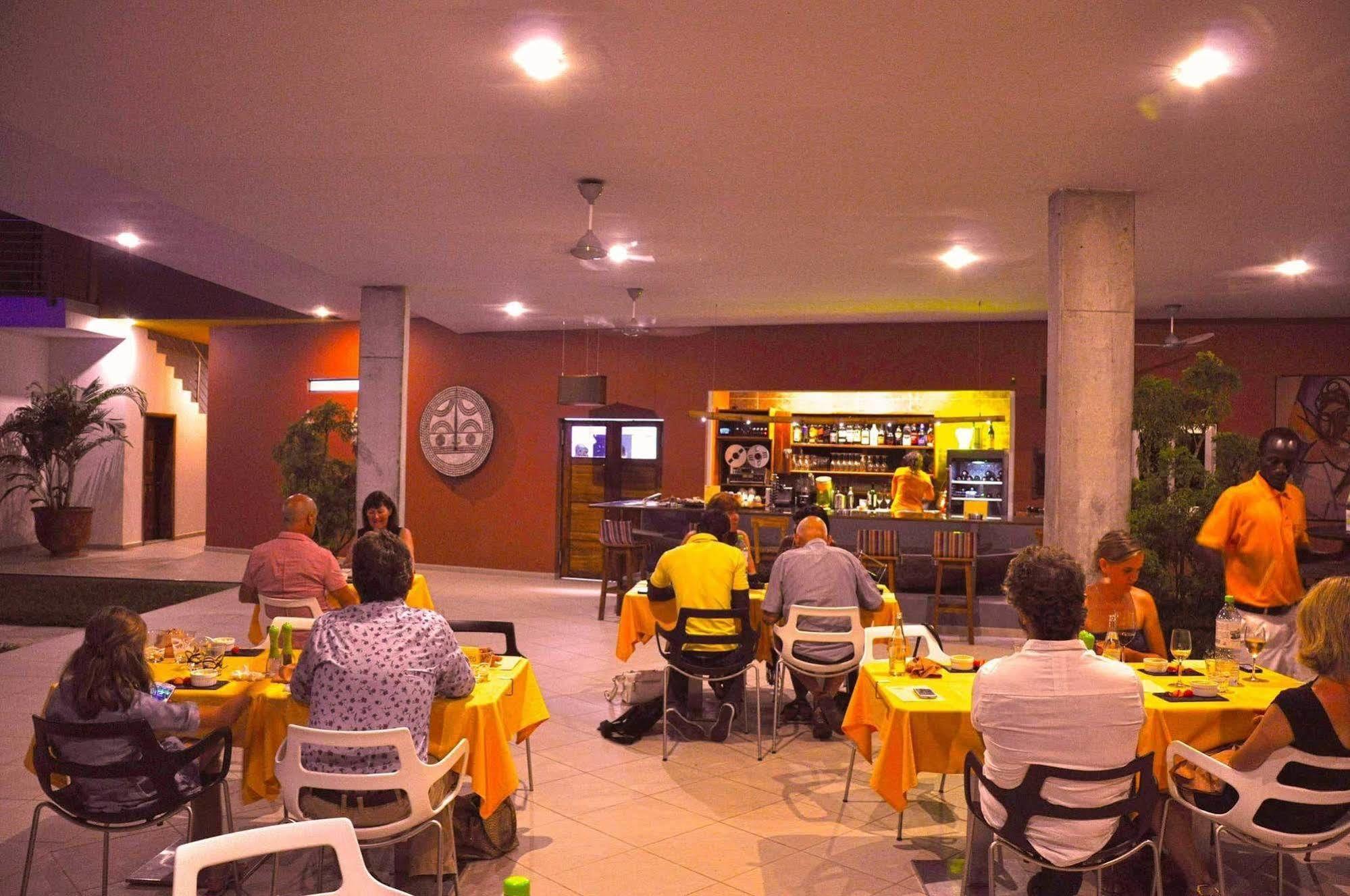 Leo'S Beach Hotel - Adults Only Brufut エクステリア 写真